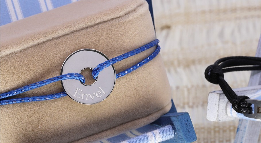 Les bijoux personnalisés de l’été 2025 : tendances, matières et inspirations Les bijoux personnalisés de l’été 2025 : tendances, matières et inspirations